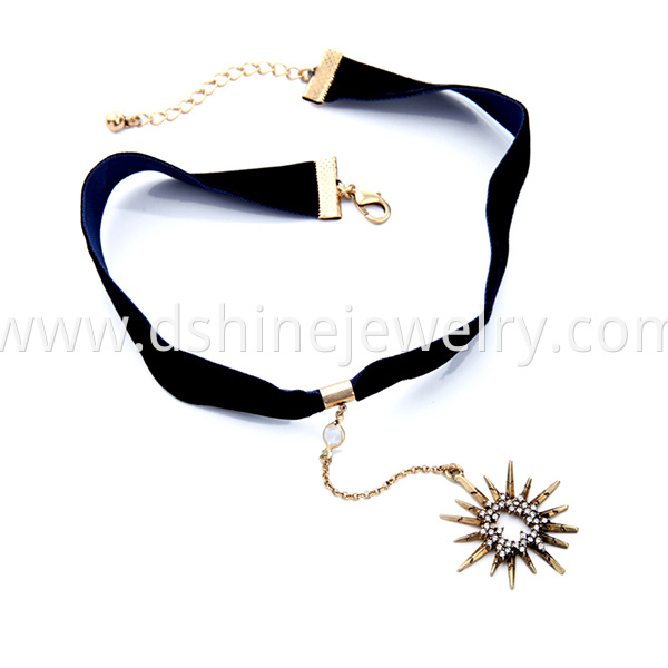 Crystal Star Pendant Velvet Choker